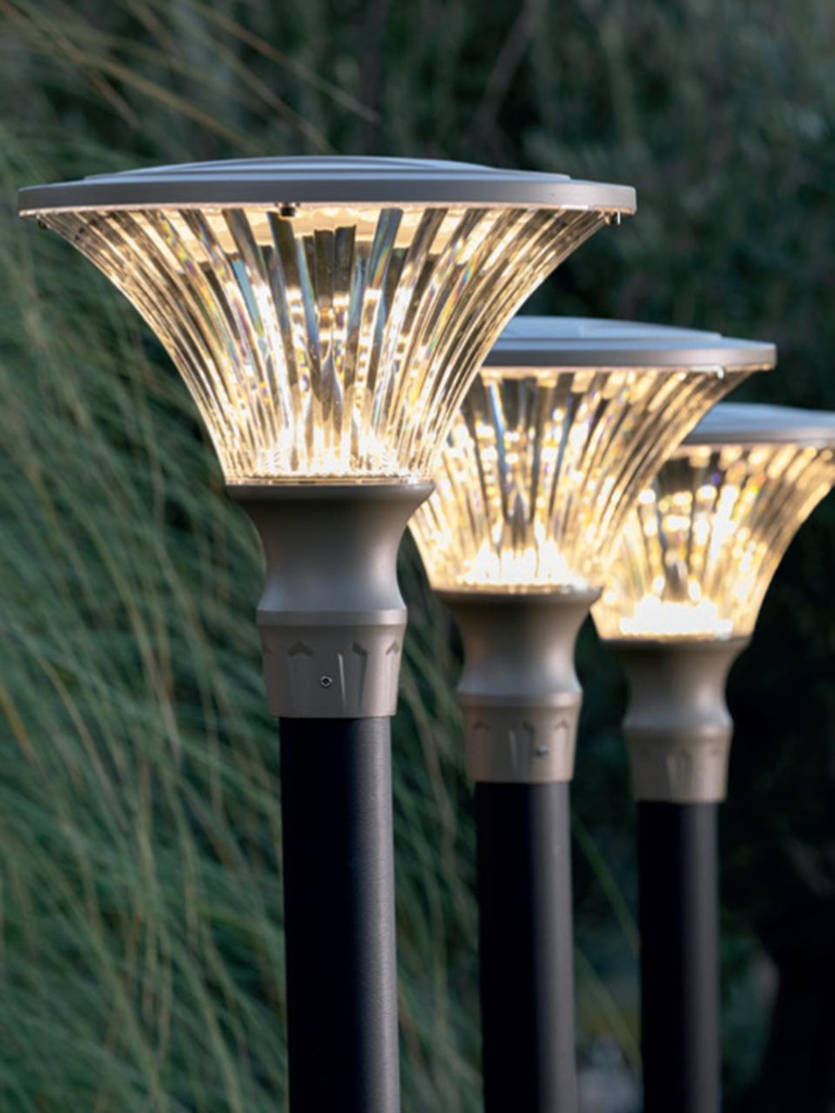 Lampada da esterno in alluminio pressofuso con diffusore trasparente salvia