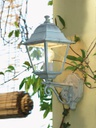 Palo telescopico in alluminio pressofuso con diffusori in vetro trasparente - Altezza max lampade 170mm - Triangolo di fissaggio a terra biancoargento