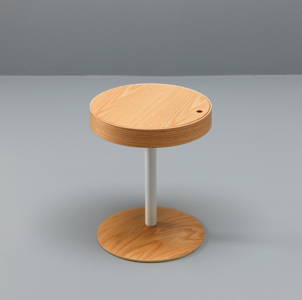 Tavolino in rovere con top in legno e base in metallo 